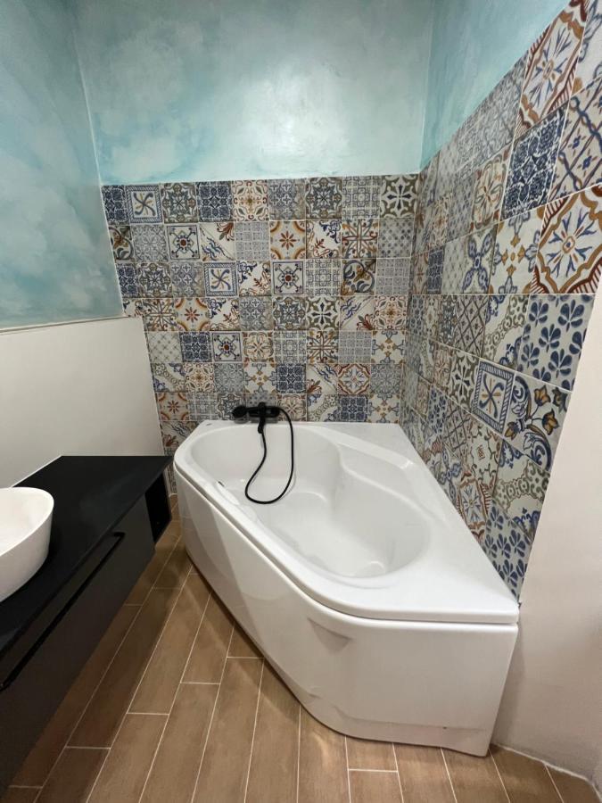 Alla Scalinata Del Teatro Rossetti Confort Suites Parcheggio Triëst Buitenkant foto