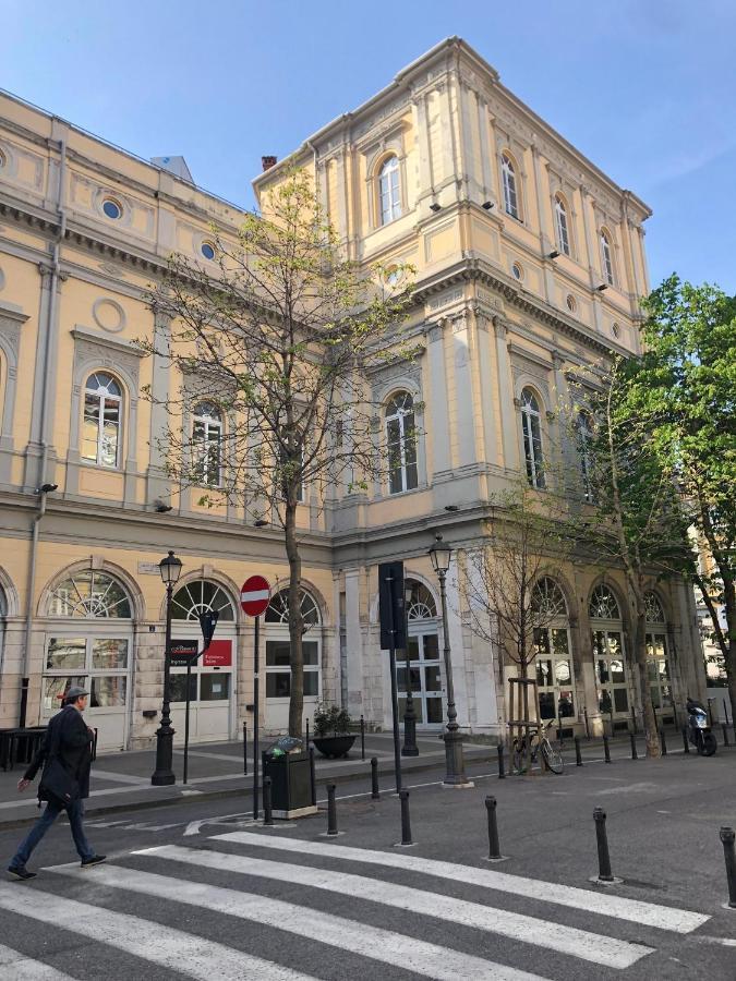 Alla Scalinata Del Teatro Rossetti Confort Suites Parcheggio Triëst Buitenkant foto